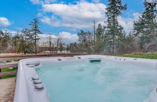 Friday Harbor House | Hot Tub & Pond View! Private Friday Harbor Retreat