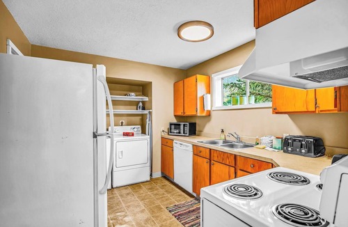 Agate Beach House | Hot Tub-Pool Table-Close to Beach and Lighthouse