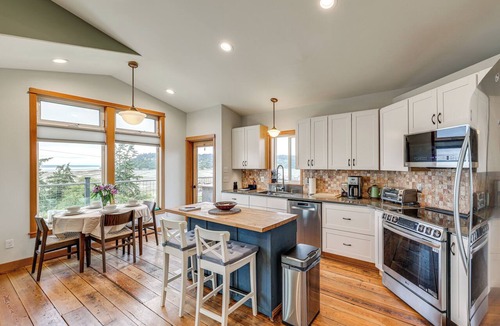 Clinton House | Hot Tub & Puget Sound View! Whidbey Island Retreat