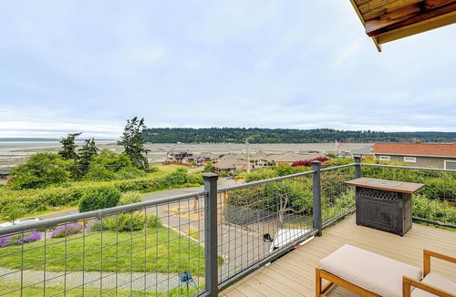 Clinton House | Hot Tub & Puget Sound View! Whidbey Island Retreat