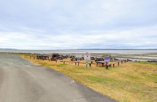 Clinton House | Hot Tub & Puget Sound View! Whidbey Island Retreat