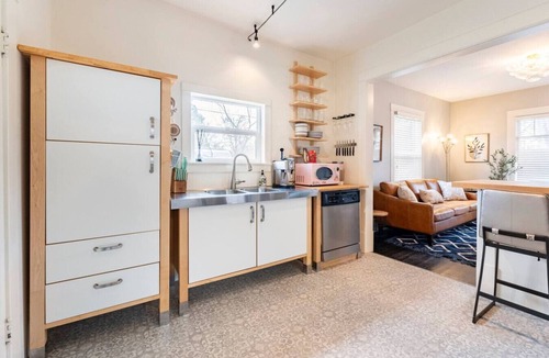 North End House | Hot tub, relax, walk to Hyde Park, best location!