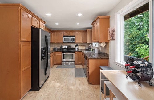 Bonney Lake House | Hot-Tub, Seconds to Lake Tapps, Huge Backyard, Fire-pit, Pet & Family Friendly!