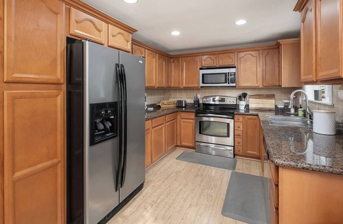 Bonney Lake House | Hot-Tub, Seconds to Lake Tapps, Huge Backyard, Fire-pit, Pet & Family Friendly!