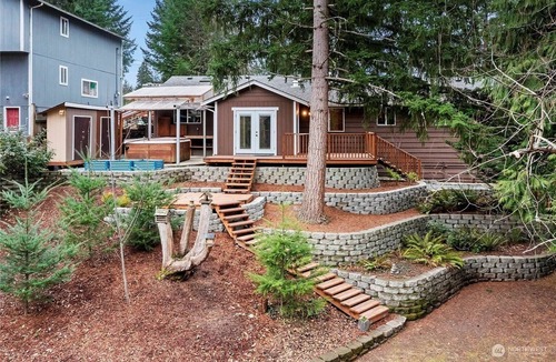 Bonney Lake House | Hot-Tub, Seconds to Lake Tapps, Huge Backyard, Fire-pit, Pet & Family Friendly!