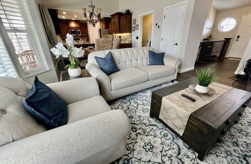 Ammon House | HOT TUB. Sleeps 15+. Pet Friendly. Fenced. 2 Story playhouse. Idaho Falls.