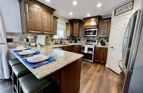Ammon House | HOT TUB. Sleeps 15+. Pet Friendly. Fenced. 2 Story playhouse. Idaho Falls.
