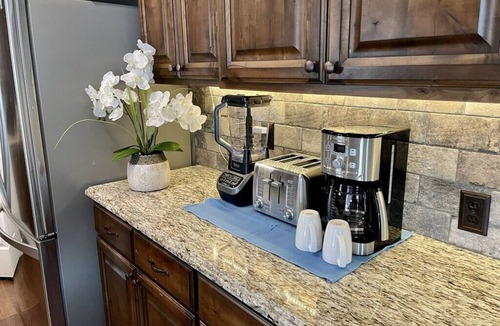 Ammon House | HOT TUB. Sleeps 15+. Pet Friendly. Fenced. 2 Story playhouse. Idaho Falls.