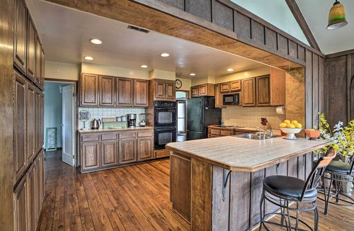 Grants Pass House | Hot Tub & Views: Spacious Getaway on Rogue River