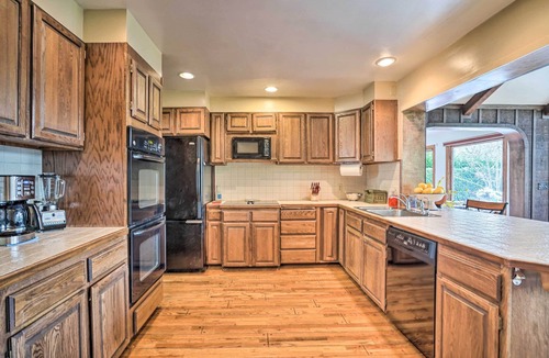 Grants Pass House | Hot Tub & Views: Spacious Getaway on Rogue River