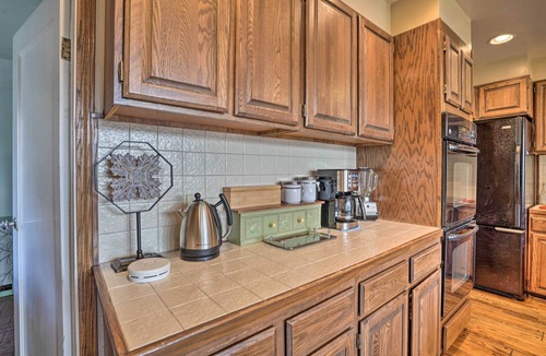 Grants Pass House | Hot Tub & Views: Spacious Getaway on Rogue River