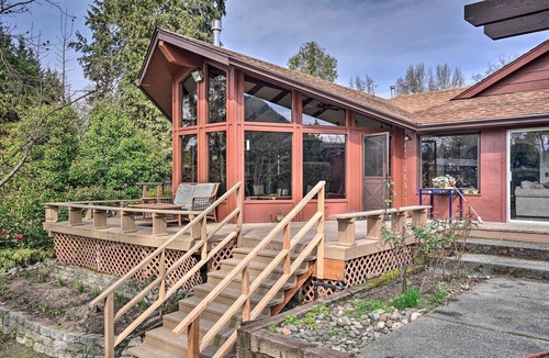 Grants Pass House | Hot Tub & Views: Spacious Getaway on Rogue River