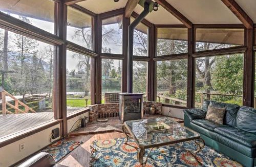 Grants Pass House | Hot Tub & Views: Spacious Getaway on Rogue River