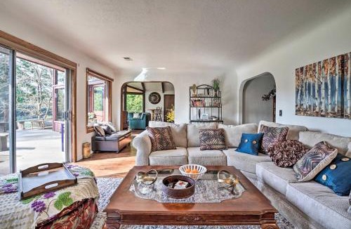 Grants Pass House | Hot Tub & Views: Spacious Getaway on Rogue River