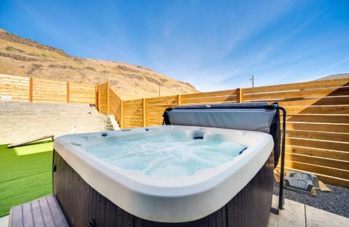 Sunland Estates House | Hot Tub & Water Views: Vantage Family Retreat