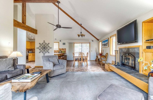 Sunriver House | Hot Tub, Wrap-Around Deck, Main-Level King Master Suite plus SHARC passes!