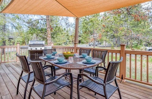 Sunriver House | Hot Tub, Wrap-Around Deck, Main-Level King Master Suite plus SHARC passes!