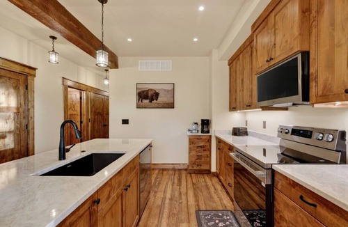 Island Park Cabin | Huckleberry Ridge | Sleeps 24, Mins Yellowstone, Hot Tub, Fire Pit!