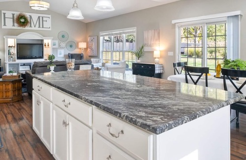Mission Hills House | HUGE, 10 BEDS, FAMILIES, REUNIONS & RETREATS! LAKE FUN 1 MILE-FREE POOL PASSES!