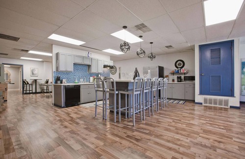 Downtown Memphis Condo | HUGE 5000 sqft condo 2 blocks Beale, 10 beds, 2king 8queen, 3 bath, parking lot