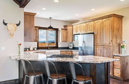 Driggs House | Huge Chalet - Epic Views, Theater, Hot Tub, & Gym!