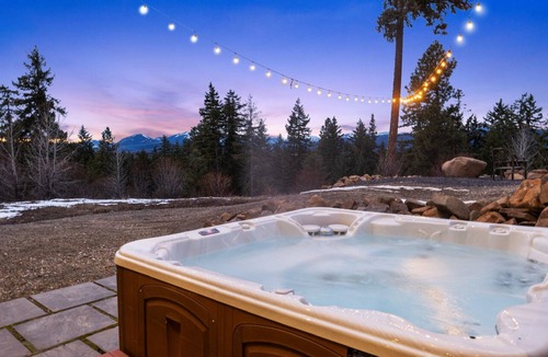 Cle Elum House | Huge game room, Hot tub, Sleeps 16+ with Bonus loft, ATV Snowmobile Trails