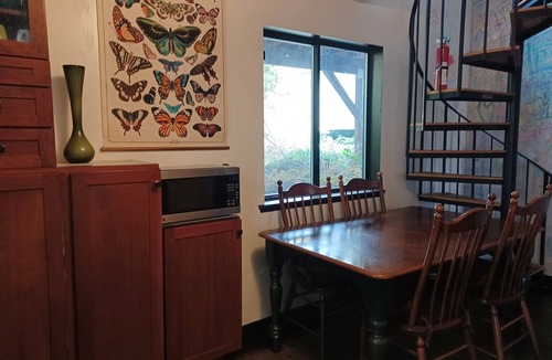 South End House | Huge private duplex. Artist's details. Easy! Fun!.