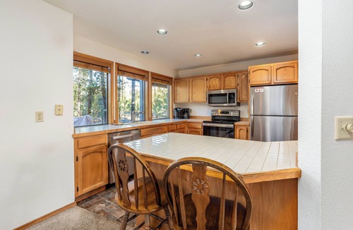 Sunriver House | HUMM21 - Walk to Deschutes River, Hot Tub, Wood Fireplace