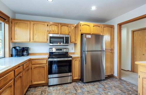 Sunriver House | HUMM21 - Walk to Deschutes River, Hot Tub, Wood Fireplace