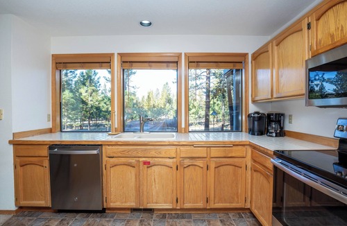 Sunriver House | HUMM21 - Walk to Deschutes River, Hot Tub, Wood Fireplace