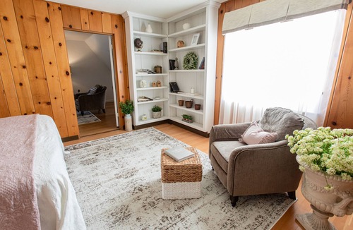 Medford Bed & Breakfast | Hummingbird Estate Wine & Suites