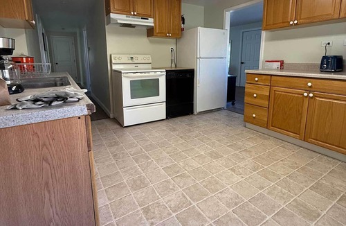 Blaine County Apartment | Hunters/Fishers basecamp! Cozy Silver Peak Ranch cabin. 2 BR (4 twin beds), 2 full baths (walk-in showers), full kitchen. Scenic views from the porch. Rustic, comfortable getaway great for couples or friends weekend getaways near Silver Creek!