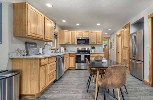Packwood Cabin | Hygee Haus | Hot Tub, Wifi, Wood stove