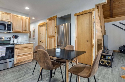 Packwood Cabin | Hygee Haus | Hot Tub, Wifi, Wood stove
