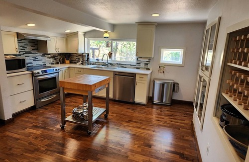 Yreka House | I-5 adjacent Bigfoot-themed Home