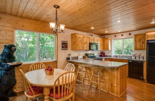 Leavenworth House | Icicle River Cabin w/Hot Tub + Deck