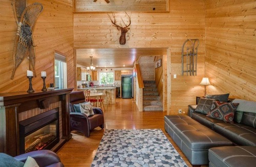 Leavenworth House | Icicle River Cabin w/Hot Tub + Deck