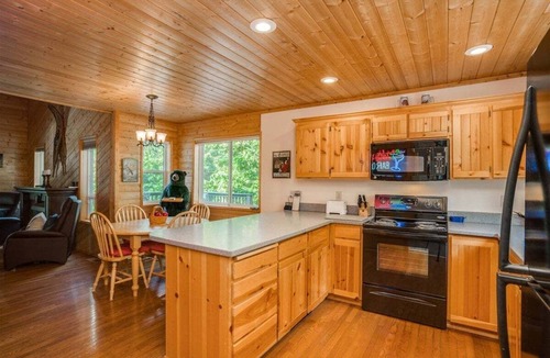 Leavenworth House | Icicle River Cabin w/Hot Tub + Deck