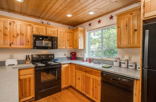 Leavenworth House | Icicle River Cabin w/Hot Tub + Deck