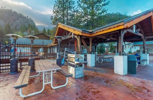Downtown Leavenworth House | Icicle Village Resort 508: Alpine Aurora
