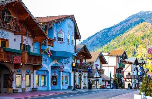 Downtown Leavenworth House | Icicle Village Resort 508: Alpine Aurora