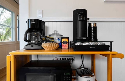Garden District Apartment | Ida Hygge: A Downtown Craftsman w/Hot Tub+5 BdRms