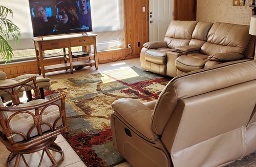 Pine Bluff House | Ida's Oasis near JRMC Hospital , Pine Bluff Country Club & Restaurants .