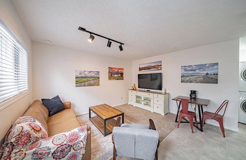 Idaho Falls Apartment | Idaho Comfy Suite. Walk to Mall, Parks & Hospitals