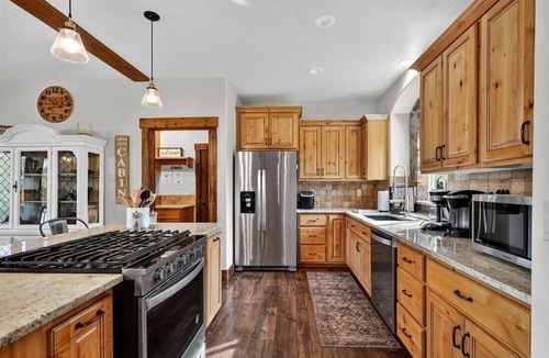Donnelly Ski Chalet | Idaho Luxury 5BR Lodge, Hot Tub, Firepit, Forest Retreat