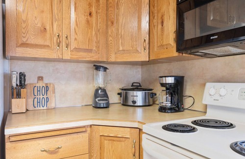 Sweetwater Apartment | Ideal Beach, AC, Hot Tub, Pool Table, Lake Views, Pets!