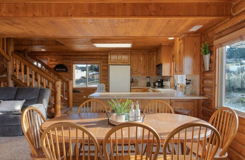 Sweetwater Apartment | Ideal Beach, AC, Hot Tub, Pool Table, Lake Views, Pets!