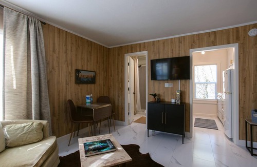 Gold Hill Apartment | Ideal stopover location right off I-5, nestled in a scenic area by the Rogue River. Enjoy the peaceful sounds of the river while having quick access to major travel routes and nearby towns.