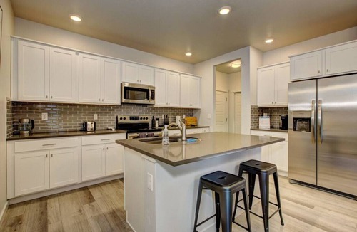 Meridian House | Idhika House Modern Retreat King Suite Family Friendly Garage AIR HOCKEY TABLE! Near Idaho Center & Boise