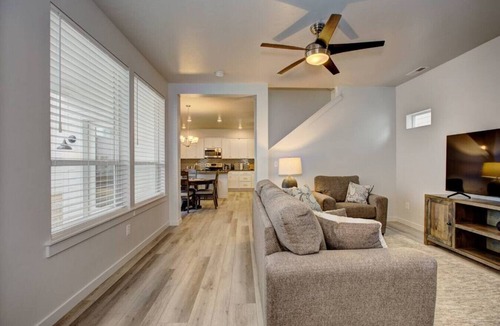 Meridian House | Idhika House Modern Retreat King Suite Family Friendly Garage AIR HOCKEY TABLE! Near Idaho Center & Boise